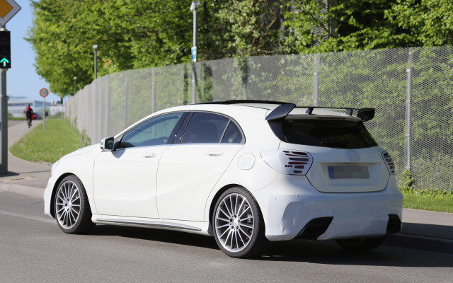 メルセデス A45 AMG にもついにルーフスポイラー装着か