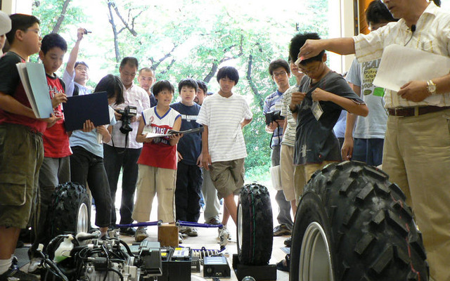 【中学生ハイブリッド教室】ハイブリッド車をつくろう!