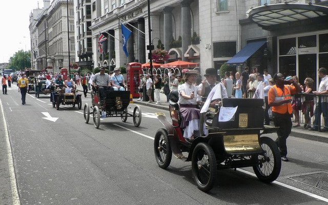 【ロンドンモーターショー06】パレード写真蔵…1900年代から、戦車も登場