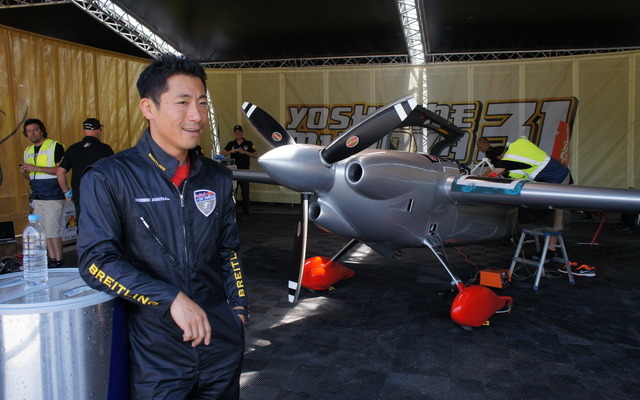 千葉大会から投入する新機体「EDGE540 V3」と室屋義秀選手。