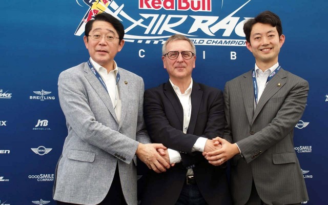 記者会見の後、互いに握手をする(左から)浦安市・松崎市長、レッドブルエアレース・ウルフGM、千葉市・熊谷市長