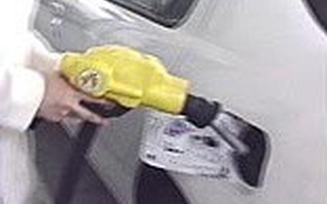 セルフ式ガソリンスタンド急増--人気の秘密は?