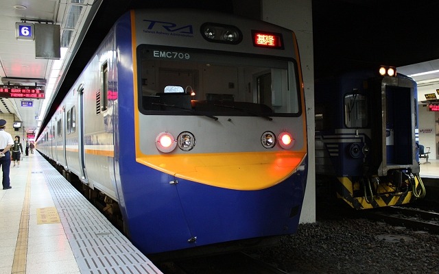 日本の鉄道3社と台湾鉄路は提携締結記念のスタンプラリーを合同で実施する。写真は台北駅で発車を待つ電車。