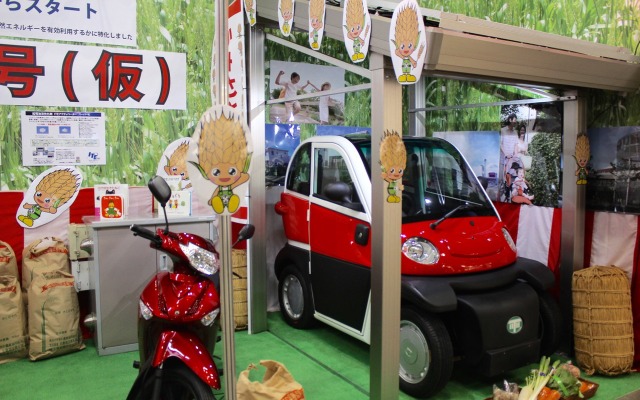 プランのブースに展示されていたマイクロEV「かみさと1号（仮）」。ガレージの屋根には太陽電池パネルが設置されている
