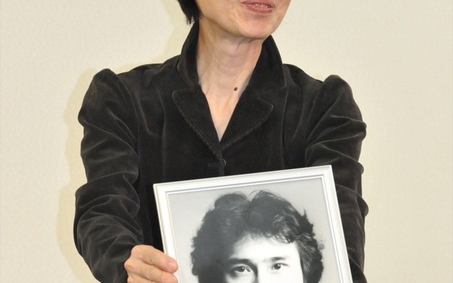 若き日の萩原流行さんの写真と共に会見に臨んだ妻・まゆ美さん