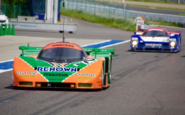 マツダ『787B』などの往年のレースカーがサーキットを疾走