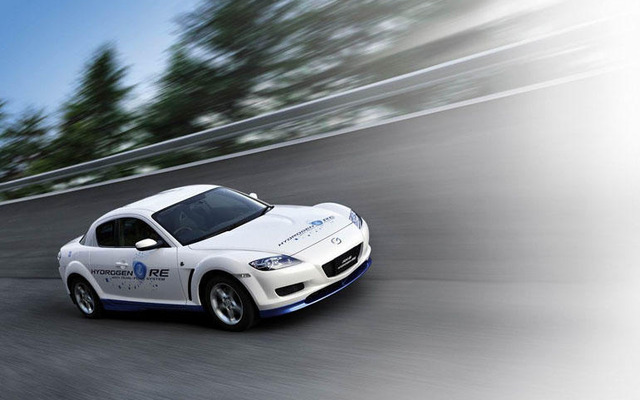 マツダ、RX-8 水素車が海外で初のデモ走行