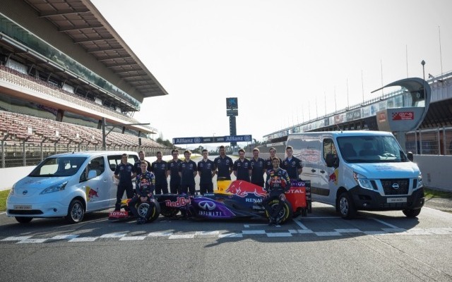 F1のインフィニティ・レッドブル・レーシングをサポートする日産の商用車
