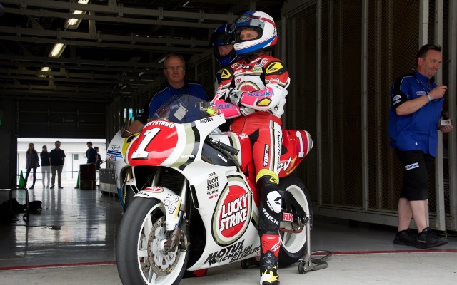 LUCKY STRIKE SUZUKI RGV-Γとケビン・シュワンツ