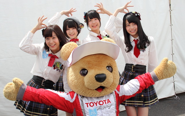AKB48Team8によるミニライブ、トークショーの様子