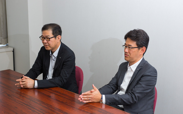 CX-3開発主査の冨山道雄氏（左）と松田陽一チーフデザイナー（右）