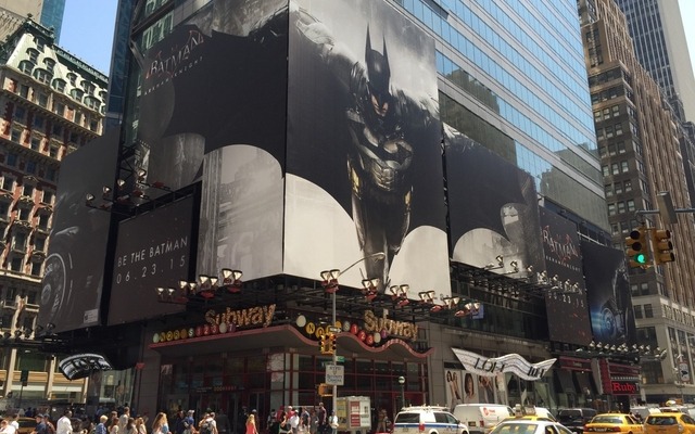 【現地フォトレポ】『バットマン：アーカムナイト』がNYに舞い降りる―巨大広告がタイムズスクエアに出現