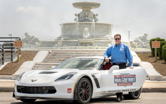 新型シボレー コルベット Z06 のペースカーとGMのマーク・ルース上級副社長