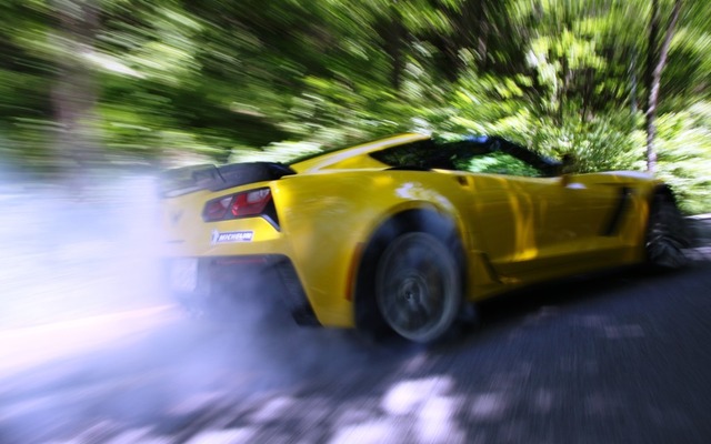 激しくホイールスピンをさせてシボレー コルベットZ06をスタートさせたのは、レーシングドライバーの松田秀士選手
