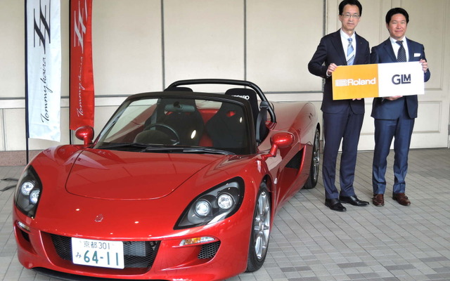 サウンドシステムを搭載したトミーカイラZZと小間社長（右）と三木社長