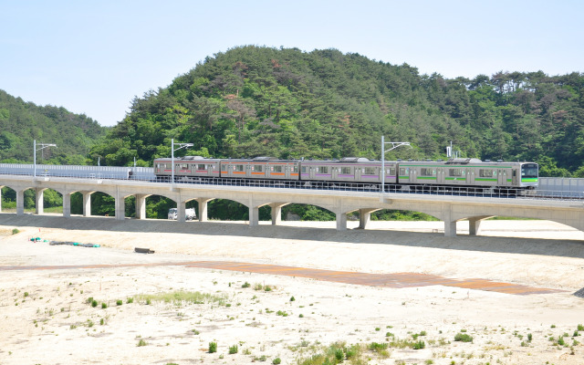 仙石線は5月30日に全線再開。今回再開した高城町～陸前小野間のうち陸前大塚～陸前小野間は内陸側の高台に移設する形で復旧した。写真は陸前大塚～東名間に新設された高架橋を走る電車。