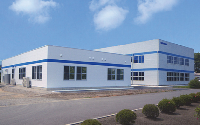 ヨコオ 先端デバイスセンター内の新工場棟（左）