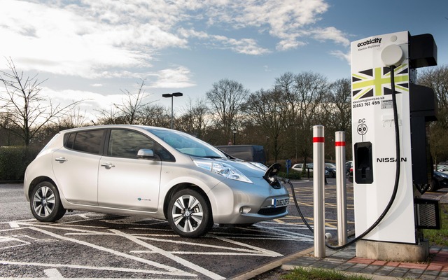 CHAdeMO（チャデモ）規格の充電ステーション