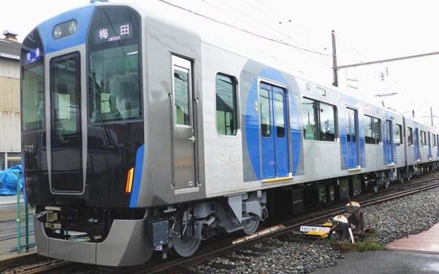 今夏から営業運行を開始する普通車用の新型電車「5700系」。7月26日に一般向けの試乗会が行われる。