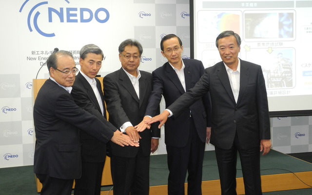 左から三菱重工業の平本康治常務執行役員、大林組の三輪昭尚取締役専務執行役員、NEDOの土屋宗彦理事、川崎重工業の門田浩次常務執行役員、千代田化工建設の清水良亮取締役常務執行役員