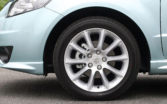 【スズキ SX4 詳報】排気量によって異なるフットワーク