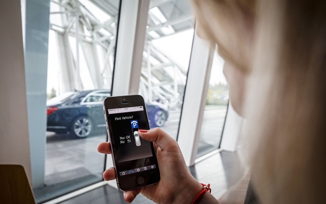 ダイムラーとボッシュが共同開発する自動駐車のイメージ