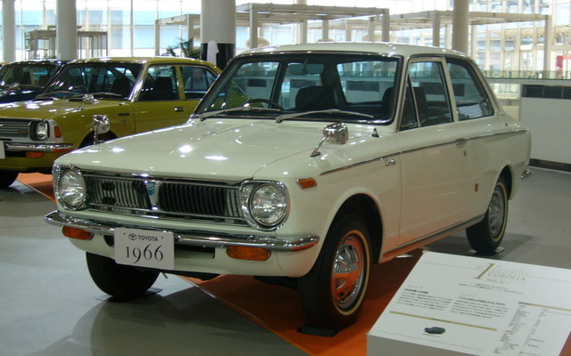 初代カローラ（1966年発売）