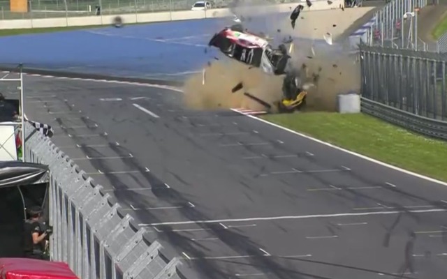 欧州 GT4 レースで起きた大事故の映像を配信した『TBK Light』