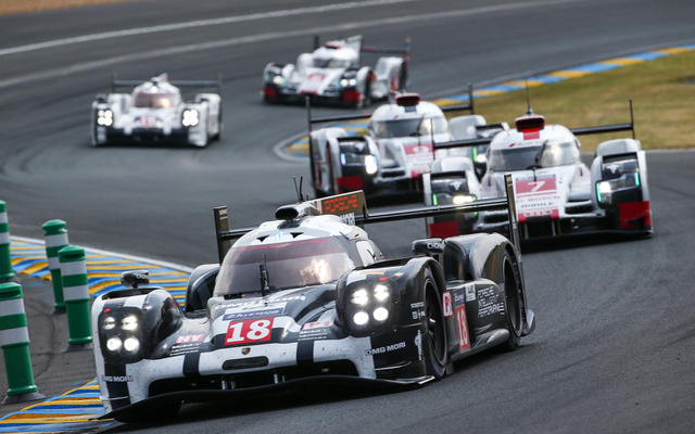 スタート直後の ポルシェ18号車（919ハイブリッド）