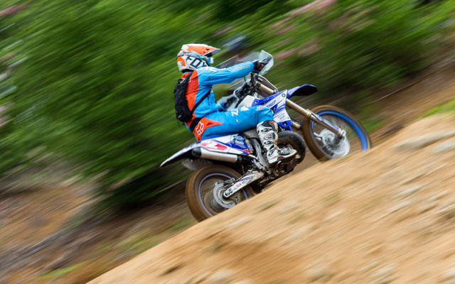 YZ250Xと鈴木健二。自ら開発に関わったマシンで、感無量のデビューウィン