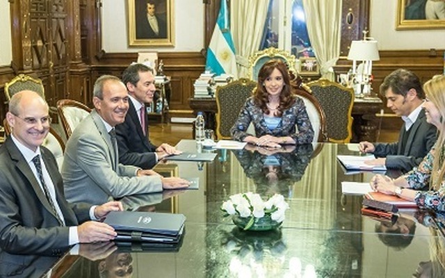 アルゼンチン大統領と会談するフォードモーター首脳