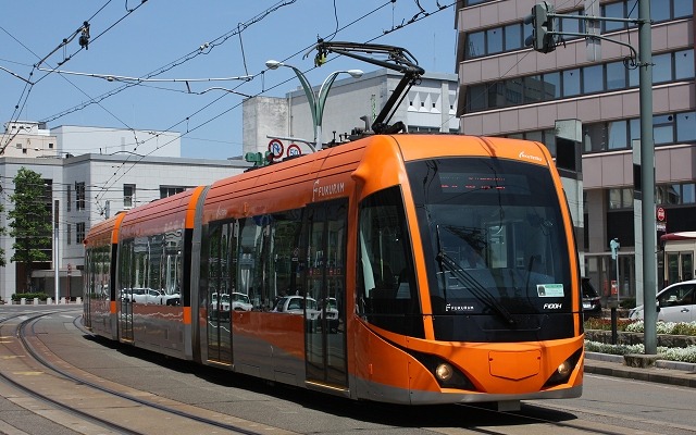 宇都宮市と芳賀町はLRT運営事業者の募集を6月15日から7月6日まで実施する。車両は福井鉄道F1000形（写真）と「同程度」のものを18編成導入することが想定されている。