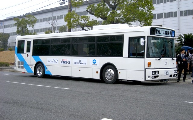大型路線低床型電気バス