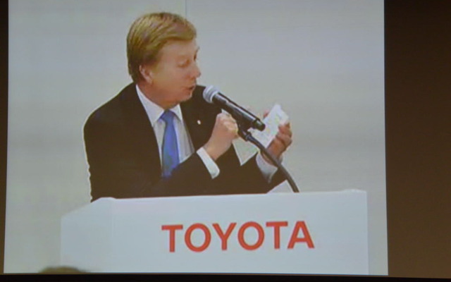 東京会場に中継されたトヨタ自動車ディディエ・ルロワ副社長の懇談会映像