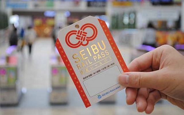 お守りを模した形状が特徴の訪日客向けの割引切符「西武レールパス」。6月15日から西武新宿・高田馬場両駅でも発売している。