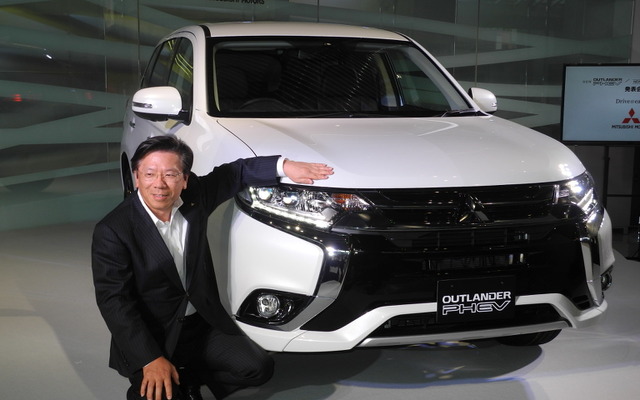 三菱自動車の相川哲郎社長と新型「アウトランダーPHEV」