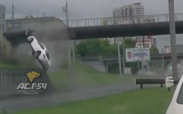 ロシアの高速道路で起きたポルシェケイマンの事故