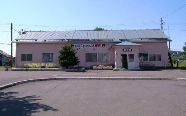 取り壊される比布駅の木造駅舎。1990年からピンク色に塗り替えられていた。一時は売店や喫茶店もあった。