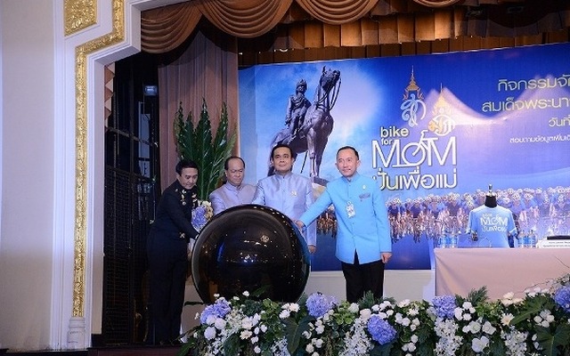 サイクリングイベントを発表するプラユット首相ら（１８日）