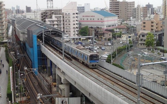 押上線の京成曳舟駅。2013年8月から上り線が高架線に切り替えられており、今年8月23日には下り線も高架線に切り替えられる予定。