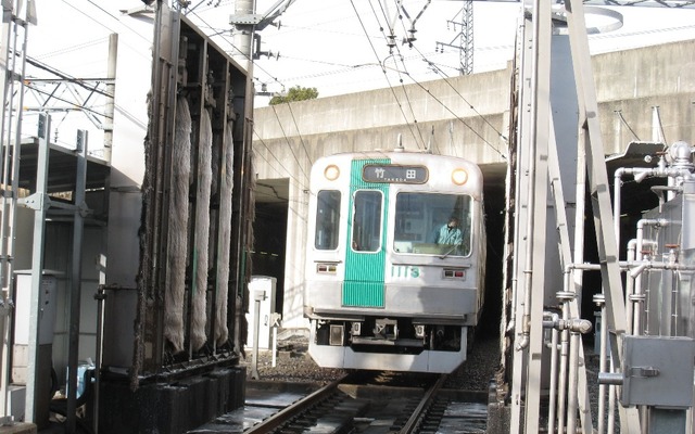 京都市交通局は8月に地下鉄・市バスの見学会を計4回実施する。写真は洗浄機を通過する地下鉄車両の様子。