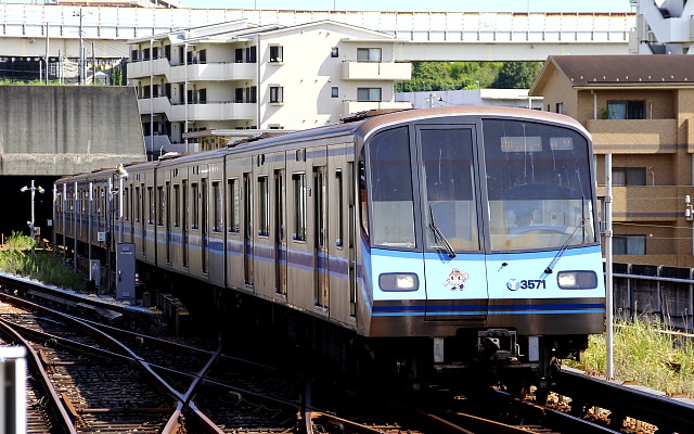 横浜市交通局の地下鉄ブルーラインを走る電車。7月18日から快速運行が始まる。