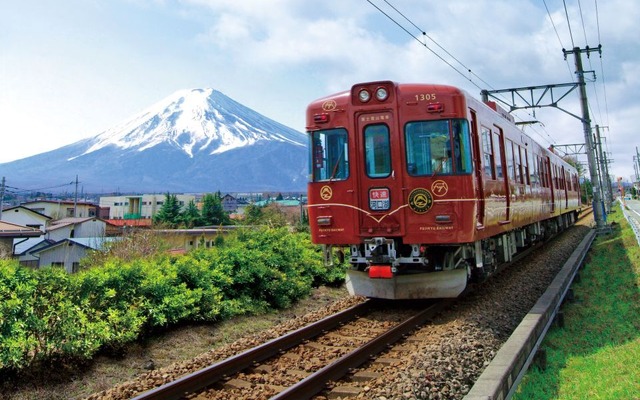 富士急は「富士急沿線から見える富士山・くらしの風景」をテーマにしたフォトコンテストを実施する。写真は富士山をバックに走る「富士登山電車」。