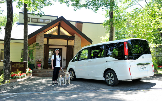 ホンダ ステップワゴンと愛犬の旅。初夏の那須をめざした。写真はフォレストヒルズ那須に到着したところ