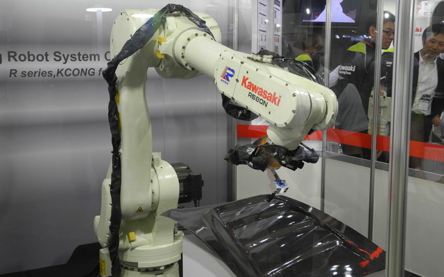 ロボット自動教示ソフトウェア「KCONG」を導入した川崎重工業の産業用ロボット