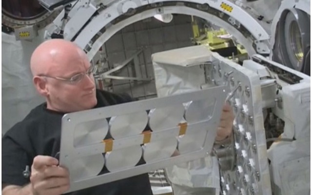 ISS「きぼう」船内に回収したFree-Space PADLES を確認する、スコット・ケリー宇宙飛行士