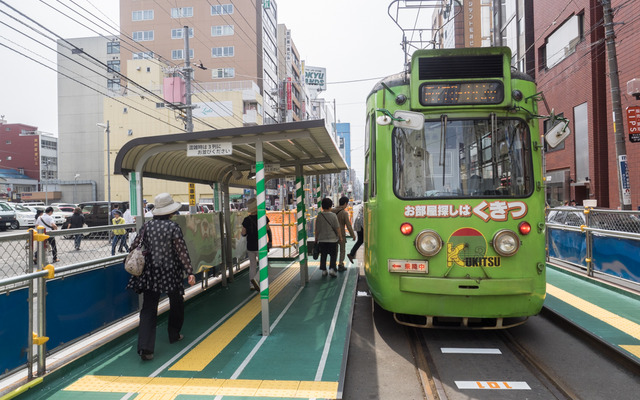 西側へ約100m一時移設された西4丁目停留場。左側（南側）が乗車用、右側（北側）が降車用の停留場。