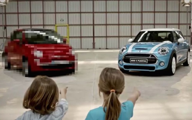 MINIスペインが製作した比較CM（動画キャプチャ）