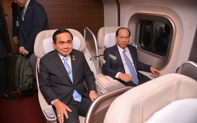 プラユット首相（前タイ陸軍司令官）（左）とアヌポン内相（元タイ陸軍司令官）
