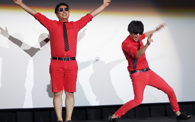 「ラッスンゴレライ」を披露する8.6秒バズーカー 【写真：田中】